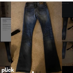 Lågmidjade jeans - Sjukt snygga väldigt lågmidjade jeans från crocker.💓💓💓Får alltid komplimanger när jag har på mig dom, dom är i världens finaste färg och skick💓💓De var köpta för typ 4 år sedan men använda typ 2 gånger❤️Vid smidigt köp kan jag tänka mig o sälj