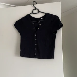Svart topp - Supersöt topp köpt i usa för 3 år sen som bara ligger och samlar damm för tillfället😅🥰