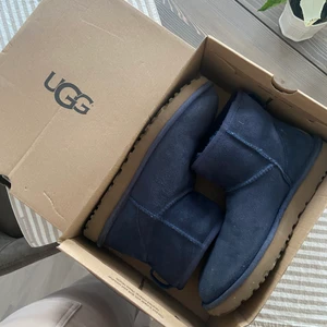 Mörkblåa uggs  - Mörkblåa uggs i storlek 40! Jättefint skick, köpta för 2000kr💓💓 kan sänka priset vid snabb affär 