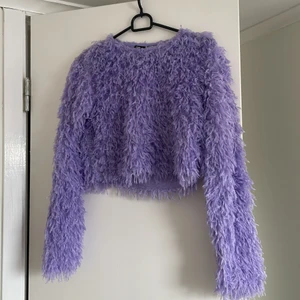 Zara tröja - Lila tröja med fejk fjädrar från Zara, aldrig använd🥰