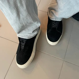 Eytys Mocka Skor - Säljer mina Eytys skor som inte längre kommer till användning. Skitsköna skor som passar till allt! Väldigt bra skick på skorna även om det är använda ett antal gånger! Köparen står för frakt! 