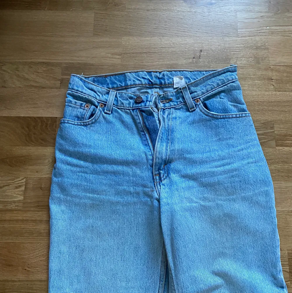 Jätte fin ljusblå färg, levis jeans som sitter jätte bra, dock blivit för små för mig därför själer jag dom. Midrise😊Skriv för fler bilder. Jeans & Byxor.