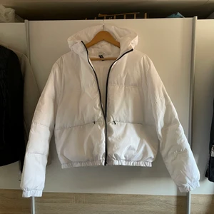 Puffer jacka  - Jättefin höst/vinter jacka funkar även till våren. Köpt på Hm ord.pris 399. Den är i i gott skick då den inte är använd så mycket. 