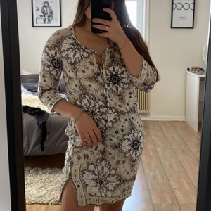 Odd Molly klänning i storlek XS - Odd Molly klänning i ett oroligt skönt material. Storlek XS och använd ett fåtal gånger. I ett superbra skick. Frakt tillkommer🤍💗