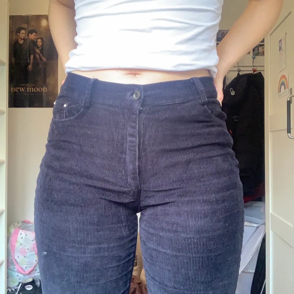 Mörkblåa Manchester byxor. Meddela för frågor om storlek. . Jeans & Byxor.