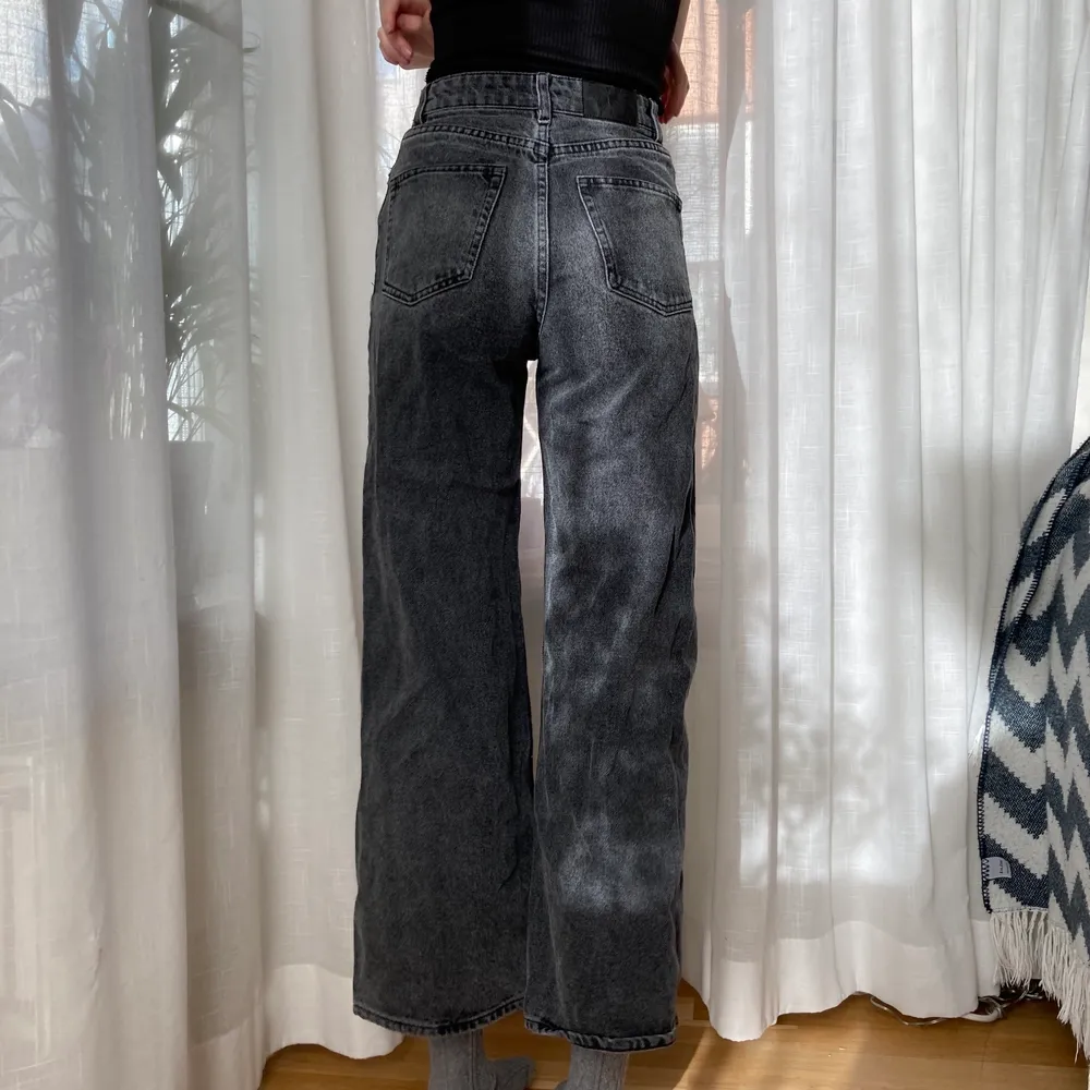 Super fina och trendiga vida raka jeans i en svart grå färg från monki💕 modellen är ca 165, säljer åt min syster då de är för små för mig💕 De är använda men o bra skick💕. Jeans & Byxor.