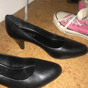 Högklackade svarta skor från ECCO - Supersköna skor med inte allt för hög klack som passar till det mesta. NYSKICK!
