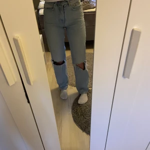 Gina-jeansen - Säljer dessa jätte fina jeans från Ginatricot, säljer pågrund av att dom inte har någon andvänding längre och är för små.💓Dom är i bra skick och är inte trasiga någonstans.💓Original pris är 599.Köparen står för frakten, kom privat om ni vill ha mer detaljer.☺️💓