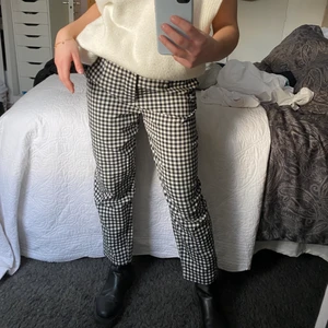 Kostymbyxor - Rutiga kostymbyxor från Zara som har en lös passform nertill och lite tajatare upptill. Ett superfint rutigt mönster som går att styla med mycket!! Frakt kan tillkomma✨
