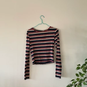 randig tröja  - Jättefin randig topp! Tyvärr kommer den inte till användning längre! Frakt tillkommer (62kr)🥰