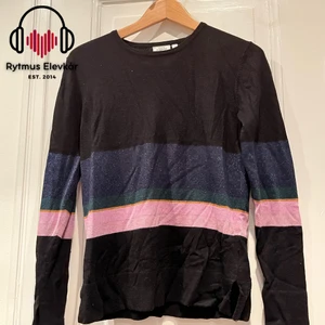 Olikfrägad tröja - Olikfärgad tröja i strl S. Säljs av Rytmus Stockholms Elevkår, alla kläder som säljs har skänkts utav elever på Rytmus och de pengar som samlas in från klädinsamlingen ges oavkortat till WWF. Ta chansen och köp fina kläder second hand och bidra på samma gång till att bevara miljön!