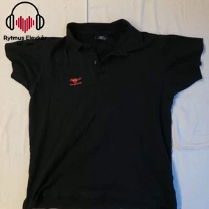 Svart t-shirt - Svart t-shirt med krage i strl L. Säljs av Rytmus Stockholms Elevkår, alla kläder som säljs har skänkts utav elever på Rytmus och de pengar som samlas in från klädinsamlingen ges oavkortat till WWF. Ta chansen och köp fina kläder second hand och bidra på samma gång till att bevara miljön!