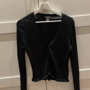Jättefin kofta/blus från Lindex  - Fin svart kofta från Lindex i strl S! Köpte för drygt 200kr och säljer för 70+51kr spårbar frakt! 