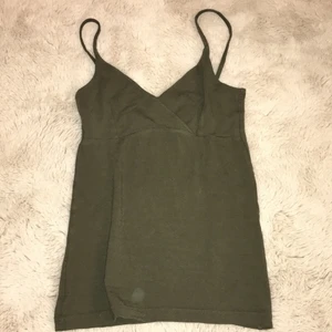 Grönt Linne Från Gossip - Säljer nu mitt militärgröna linne från Gossip i storlek XS 💞 Osäker på priset, så ni får buda med startbud på 50! Passar mig som har XS, men dock lite långa band. Finns i Östersund 🤍   