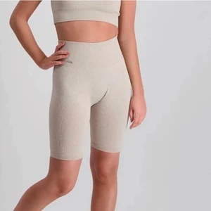 Amin cyckelbyxor❤️‍🔥 - Säljer dessa amin shorts i storlek L, men passar även en M stor S skulle jag säga. Säljer pågrund av förstora så de är knappt andvända 🤍