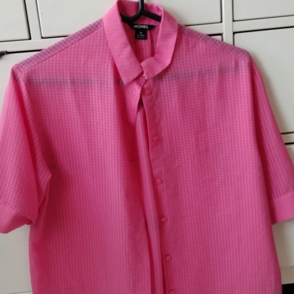 söt rosa skjorta i strlk XS från monki. Blusar.
