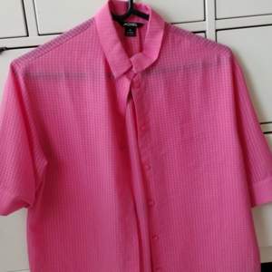 söt rosa skjorta i strlk XS från monki