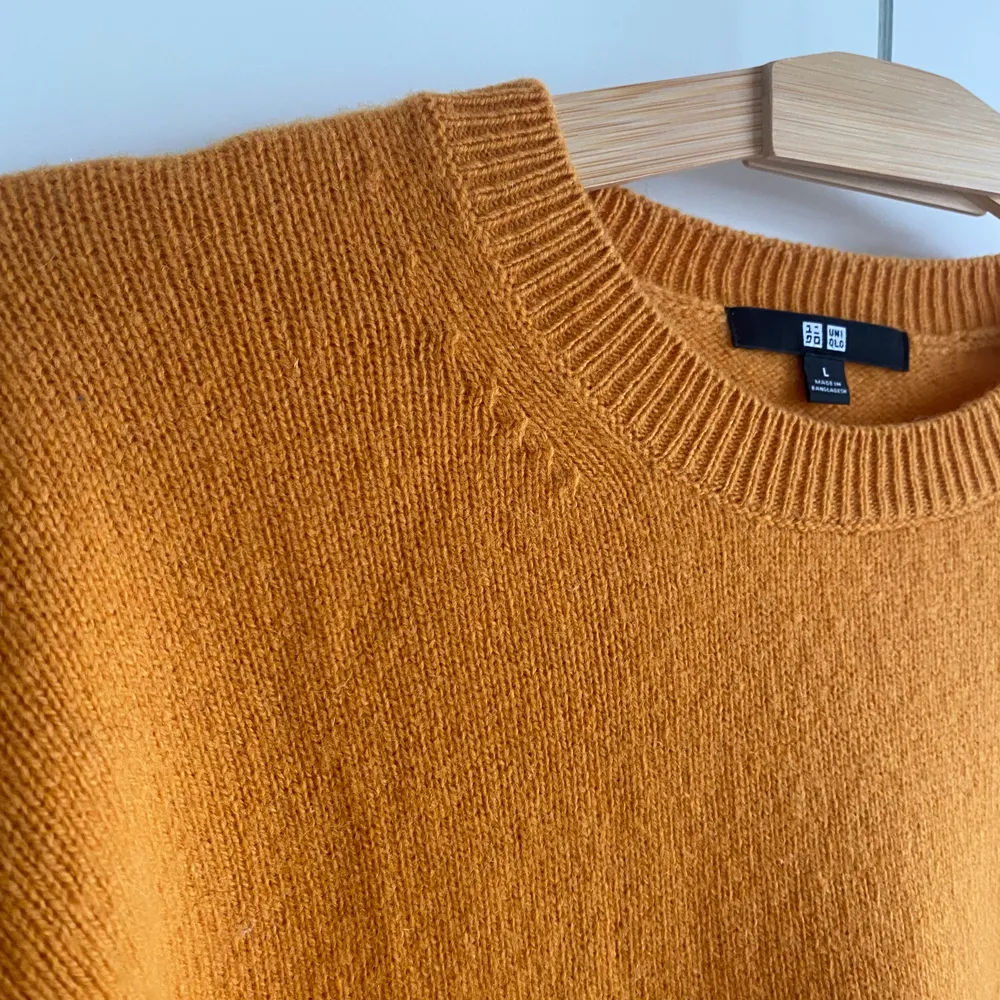 Fin orange tunnstickat tröja från Uniqlo. 100% ull. Använd 3 gånger. . Stickat.