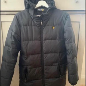 Lyle Scott dunjacka  - Svart fin Lyle Scott jacka, storlek 14-15år 