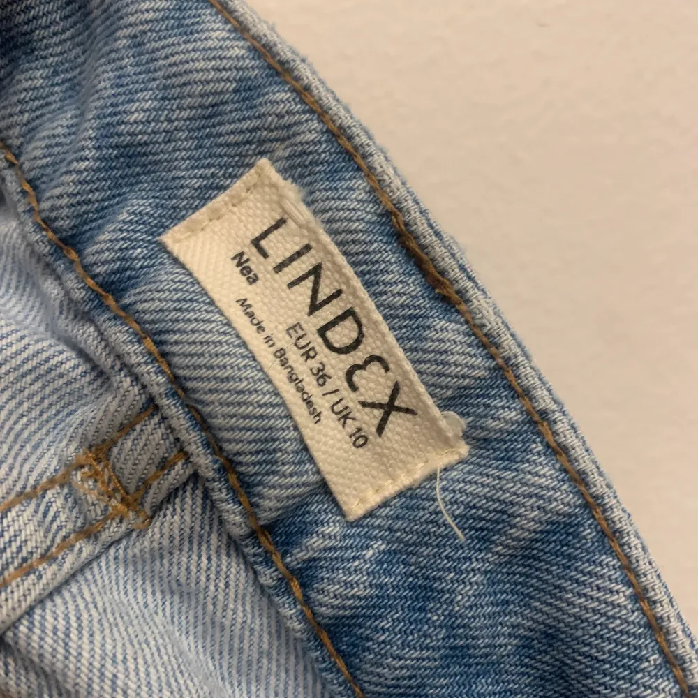 Använda fåtal gånger. Ljusblå jeans Lindex i modellen Nea. Jag på bilderna är 170cm. Köparen står för frakt - spårbar🤍🤍🤍. Jeans & Byxor.