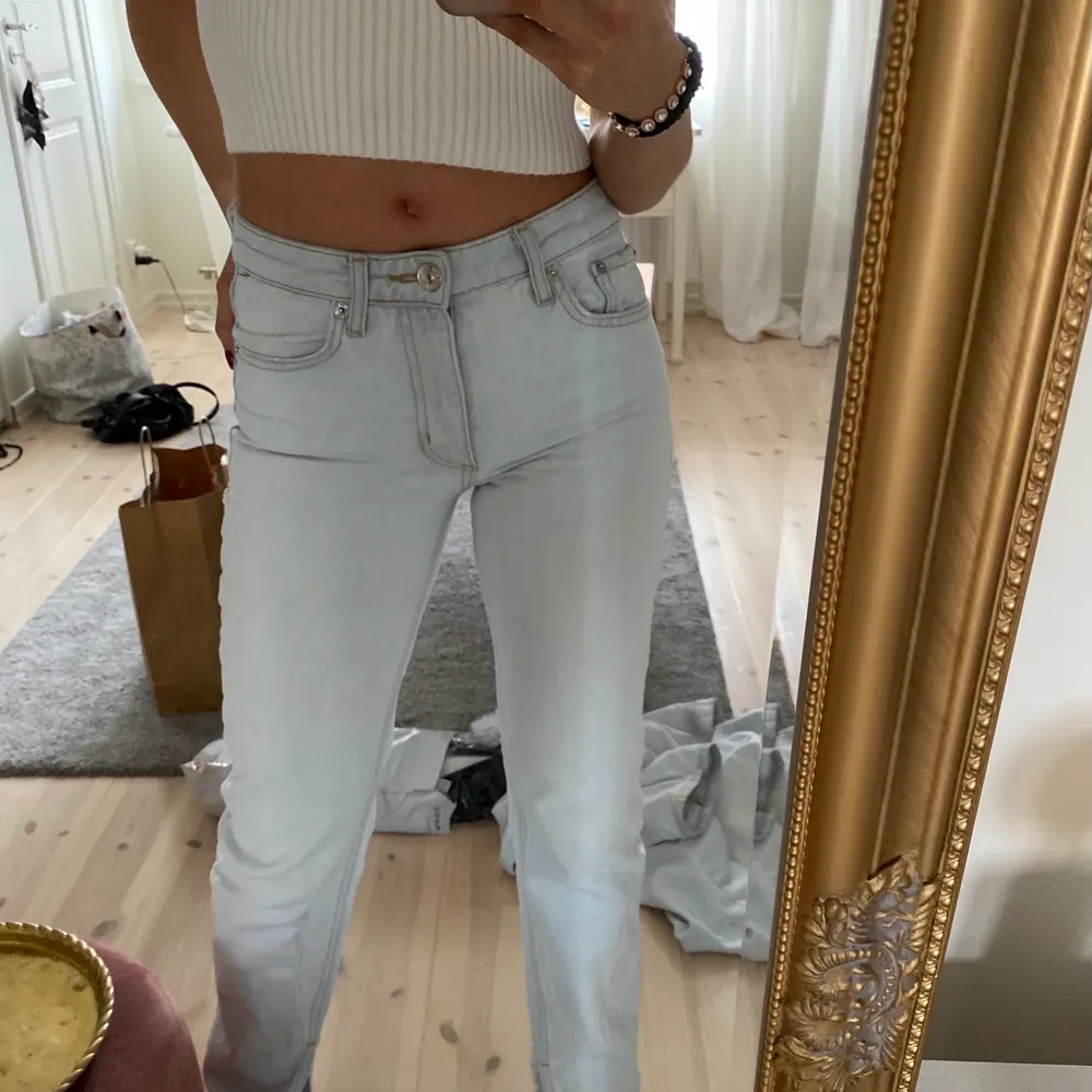 Zara jeans med slits som man kan se på första bilden. Köpta för 1 år sedan, så finns inte kvar på zara💖Säljer för 300kr+frakt!De passar mig bra i längden, men passar även kortare personer beroende på hur lång man vill ha dem. Jeans & Byxor.