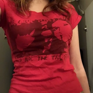 Tshirt - En jättefin röd T-shirt med bred urringning och coolt tryck från 2000 :)