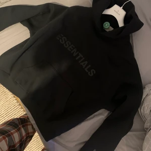 Fear of god Essentials  - Hej, säljer denna essentials hoodie i size medium. Skicket är 9/10 och inte mycket använd alls. Nypris var 3800 och jag säljer för 1999kr 