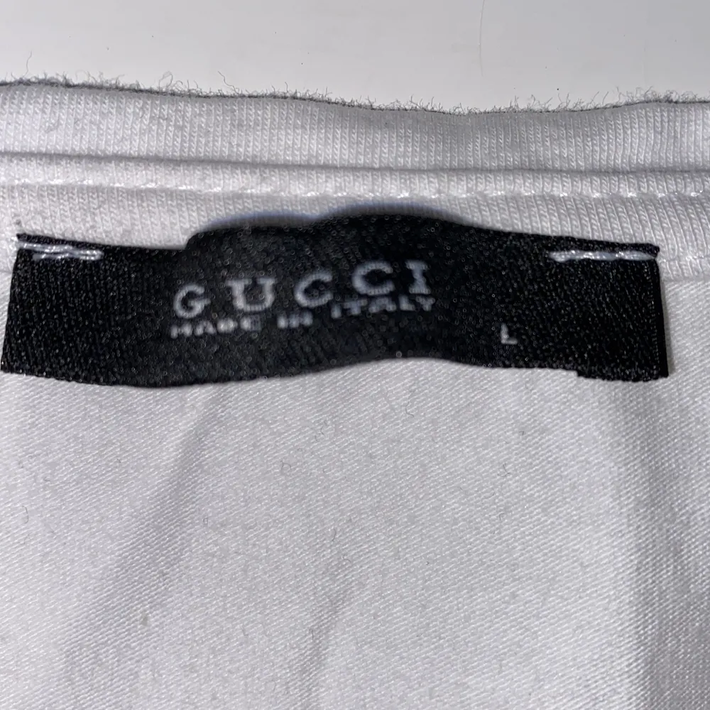 Gucci T-shirt i storlek L. Dock känns den som en S/M men den är inte äkta så storleken förklarar saken. Tröjan är vit och aldrig använd! Mest stått och tittat på den:). T-shirts.