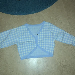 Tröja - Fin tröja från shein, knappt använd, kan användas som kofta eller tröja