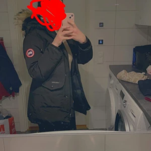 Canada goose jacka dam  - Jackan är i storlek S och är äkta självklart , hör av er för mer bilder 
