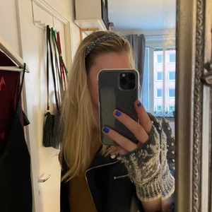 Hårband  - Fint prickigt hårband🤍🖤 justerbart så passar för alla storlekar på huvuden😘