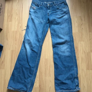 Diesel low waist jeans - Jätte härliga lågmidjade diesel jeans i dunder skick, skulle säga att storleken är W30L32. Köparen står för spårbar frakt💚