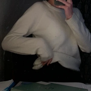 Vit stickad tröja🤍 - Vit stickad tröja från Lager 157 i storlek 160 (Passar på mig som har storlek S) Har används få gånger och är i bra skick!🤍
