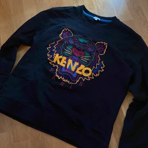 Äkta Kenzo tröja  - Säljer denna kenzo tröja. Det är en manlig modell men sitter bra på mig som är en tjej och har storlek S. Köpt för ca 2500kr. 