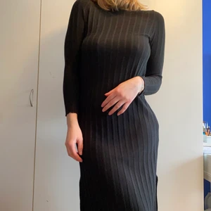 Ribbstickad klänning - Ribbstickad klänning från ASOS i storlek 36. Använd ett fåtal gånger 