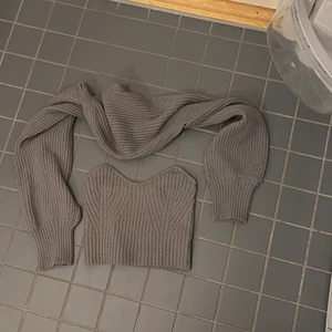Grått stickat sett  - Super bra skick! Säljer då det var för stort för mig:/ då jag tyvvär inte har några bröst;( hade suttit så fint på någon me lite större kupa än mig🥰
