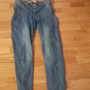 Jättefina ljusblåa jeans. Från ginatricot. Molly jeans. Jag köpte dem för jag trodde dem skulle passa som M fast dom passar perfekt som storlek L. Har bara använt 1 gång. Dom blir shaped som kropp. 