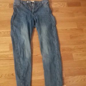 Blåa jeans från ginatricot  - Jättefina ljusblåa jeans. Från ginatricot. Molly jeans. Jag köpte dem för jag trodde dem skulle passa som M fast dom passar perfekt som storlek L. Har bara använt 1 gång. Dom blir shaped som kropp. 