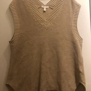 Stickad väst  - Använd en gång, mycket bra skick 