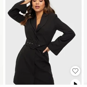 Kavaj klänning  - Svart kavaj klänning från Nelly, som är använda 2 gånger innan. Ett skärp följer med (som bilden visar) lånad bild…  💗 Säljer den för 300kr plus frakt som köpare står för! 