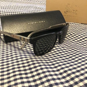 Burbbery glassögon - Flaws eller liknande? Nej.  Kvitto? Kan möjligtvis ordnas.  Allt og ingår.  Nypris 7,8 pris kan diskuteras ja.  Inga skambud!                                                                                     Dm för fler bilder!