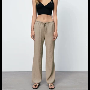 Zara byxor  - Beiga byxor ifrån Zara i storlek S. Aldrig använda.