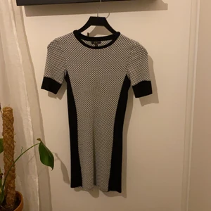 Topshop minidress - Från topshop, aldrig använt. Super fin på och framhäver former om det är de man är ute efter. Strl 36.