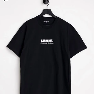 Carhartt WIP tshirt synthetic realities - Säljer en helt oanvänd t-shorts från Carhartt i storleken XS. Nypris: 550, mitt pris: 230