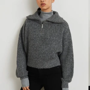 Stickad tröja med dragkedja  - En fin stickad tröja från gina tricot som tyvärr inte kommer till användning, är storlek L men passar mig bra som vanligtvis är en S/M. Fint skick på tröjan🤎 slutsåld på hemsidan