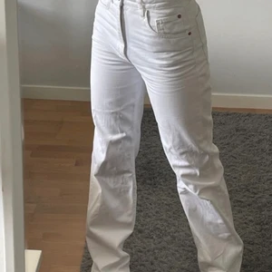 Jeans från Zara stl 32 - Superfina somriga jeans från Zara! Säljer pågrund av att de blivit för små. Knappt använda💕