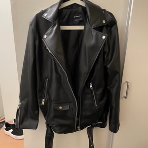 Skinnjacka🖤 - Säljer denna oversized skinnjackan från stavradius, den är endast använd 1 gång och är som ny. Det är inte i äkta skinn utan fakeskinnjacka :)🖤 supersnygg. Köparen står för frakt❤️