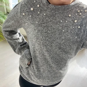 Grå tröja med pärlor på - Säljer en skit snygg och skön grå tröja med vita pärlor som detalj vid axlarna 💞💞🙌🏼✨