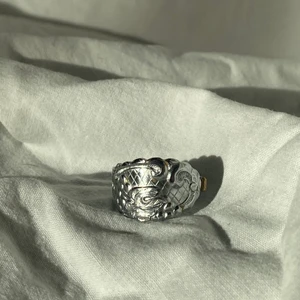 Ring - Jättefin ring. Omkretsen är 6,5 cm! Alla pengar går till WWF. Köparen står för frakt! 