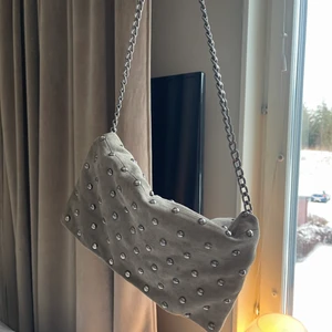 Zaraväska - Väska från zara med nitar o mocka!! Så fin🥺 Går att använda både som långt band och kortare! Frakt tillkommer